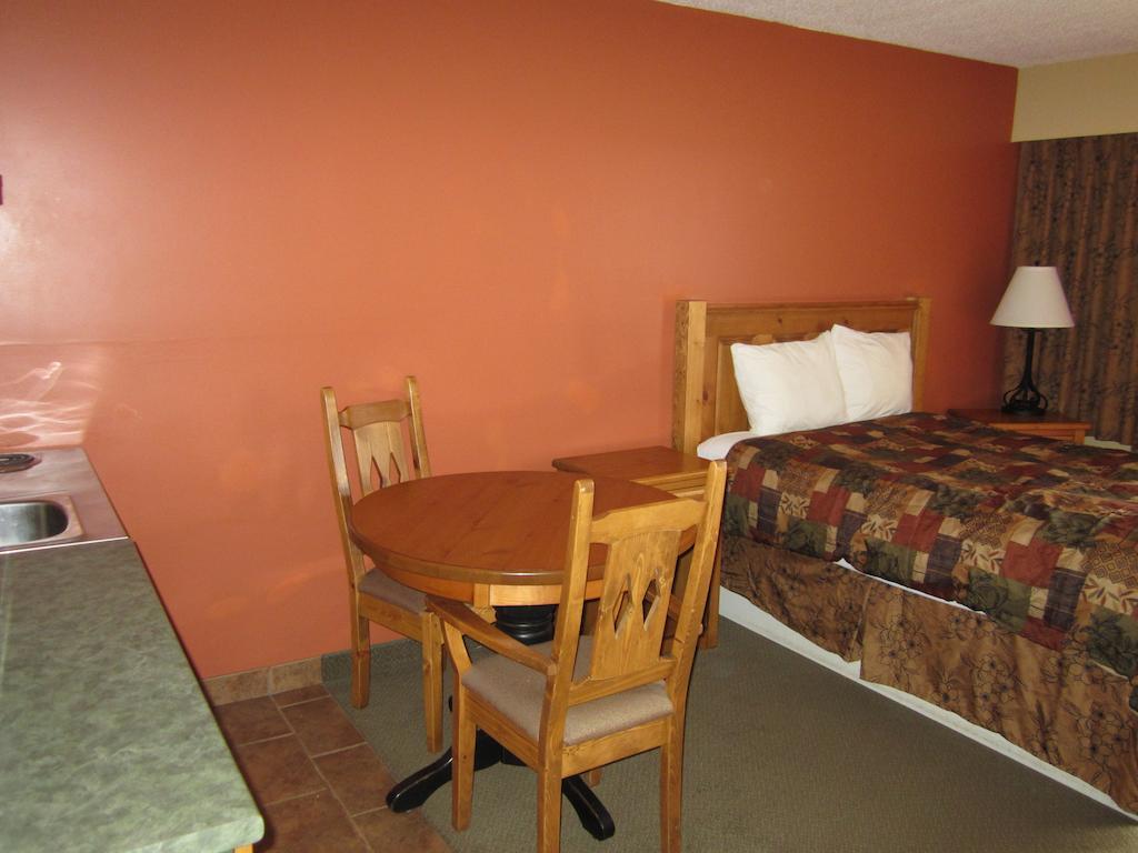 The Pine Inn Chetwynd Zimmer foto