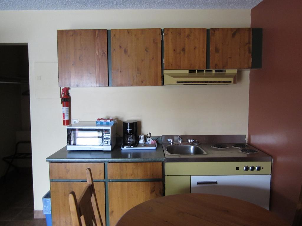 The Pine Inn Chetwynd Zimmer foto