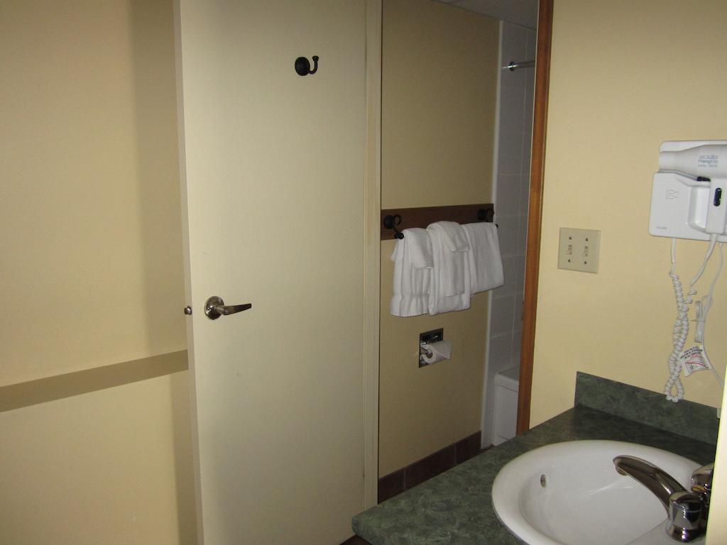 The Pine Inn Chetwynd Zimmer foto