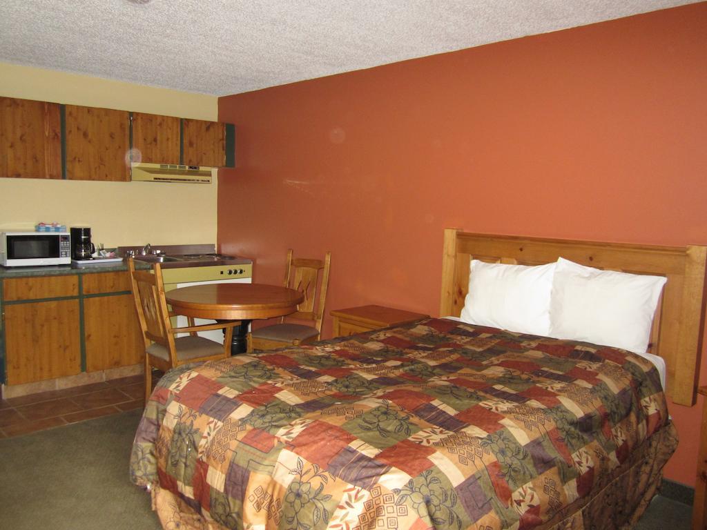 The Pine Inn Chetwynd Zimmer foto
