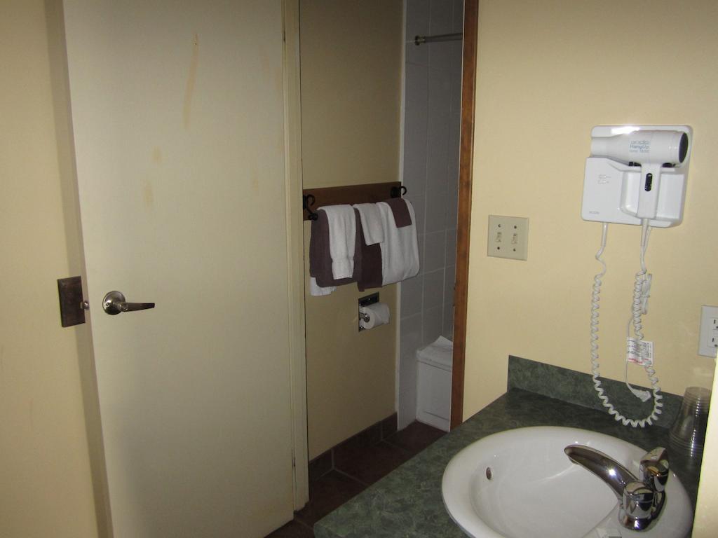 The Pine Inn Chetwynd Zimmer foto