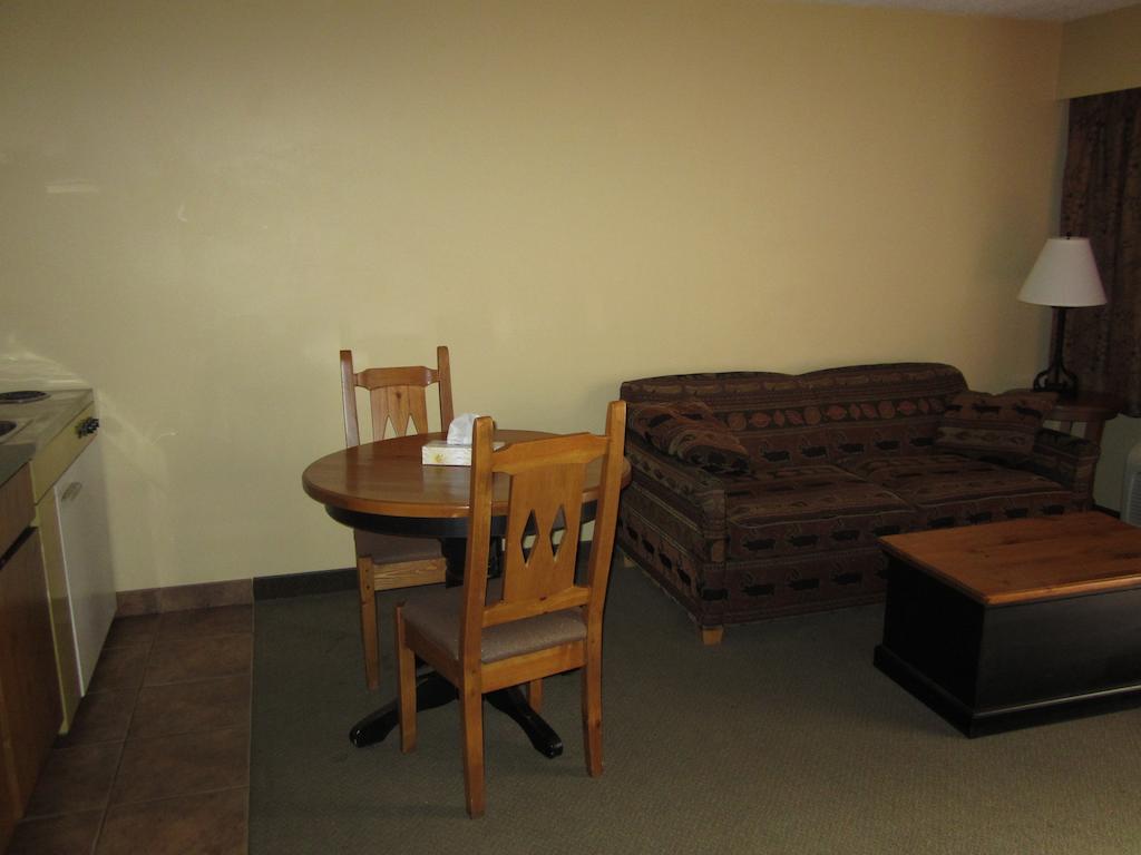 The Pine Inn Chetwynd Zimmer foto