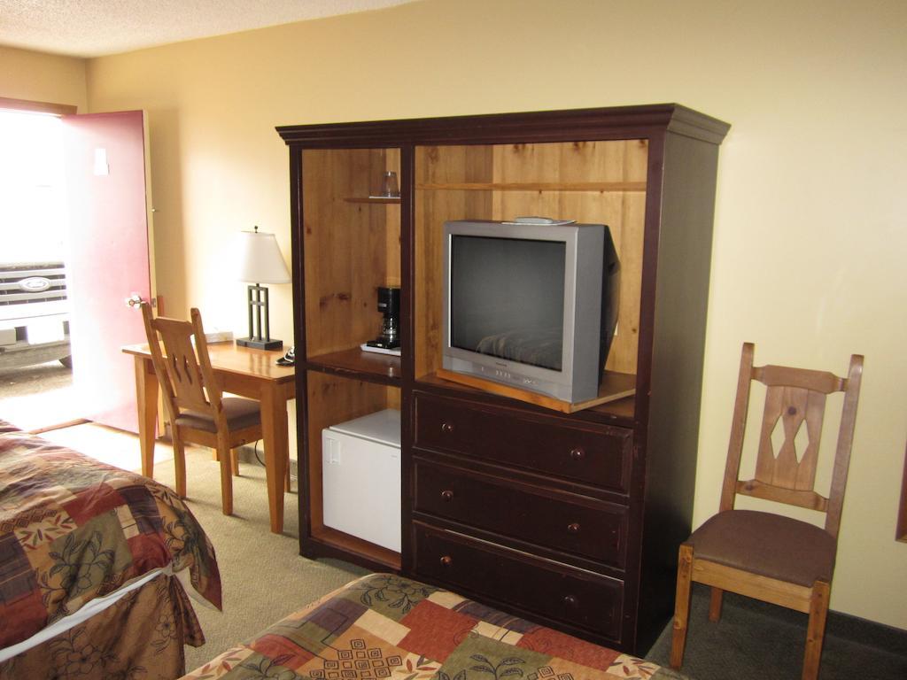 The Pine Inn Chetwynd Zimmer foto