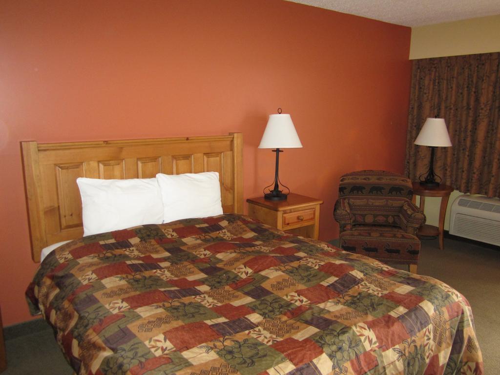 The Pine Inn Chetwynd Zimmer foto