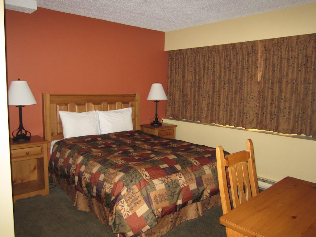 The Pine Inn Chetwynd Zimmer foto