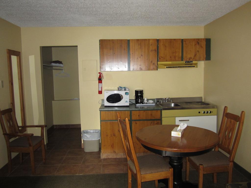 The Pine Inn Chetwynd Zimmer foto