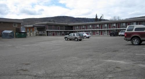 The Pine Inn Chetwynd Exterior foto
